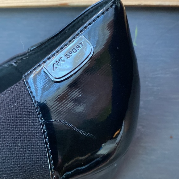Anne Klein Sport Comfort Wedge. Stretch fabric w patent leather accents 9.5 M - Picture 4 of 10